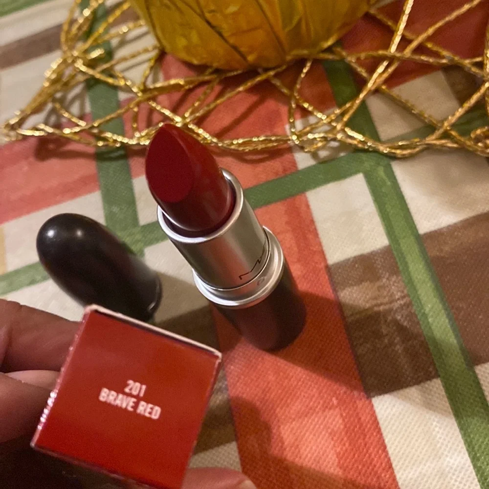 NWT MAC cremesheen lipstick Brave Red 201 - Picture 3 of 3
